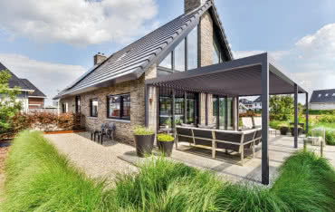 Pergola w miejskim ogródku? MB-OPENSKY 120 od Aluprof sprawdza się idealnie!