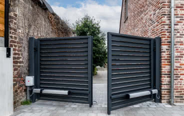Brama wjazdowa na działkę – co wybrać, żeby nie żałować?