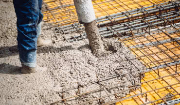 Pompa do betonu – jak wybrać i eksploatować na profesjonalnej budowie?