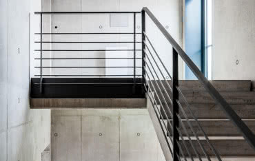 Konstrukcja schodów z betonu architektonicznego